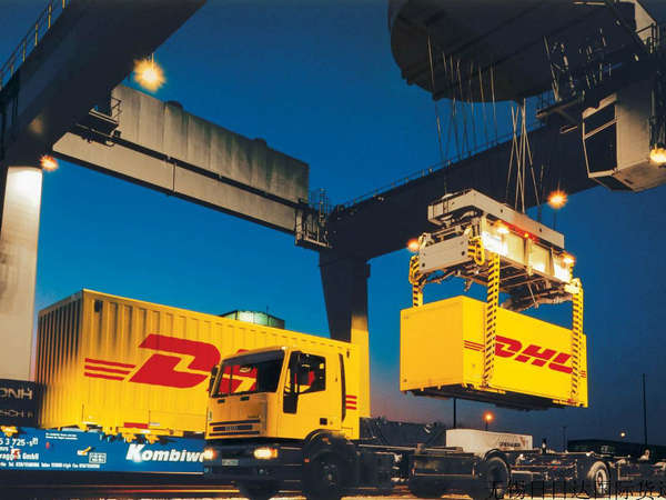 國(guó)際快遞到底是選擇船運(yùn)還是飛機(jī)運(yùn)?深度解析國(guó)際快遞運(yùn)輸方式